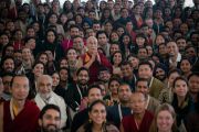 Его Святейшество Далай-лама фотографируется со слушателями по завершении учений, дарованных по просьбе фонда «Видьялока». Нью-Дели, Индия. 4 февраля 2017 г. Фото: Тензин Чойджор (офис ЕСДЛ)