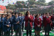 Ученики из 80 школ приветствуют Его Святейшество Далай-ламу, прибывшего в монастырь Иисуса и Марии, чтобы прочитать лекцию о сострадании и нравственности. Нью-Дели, Индия. 6 февраля 2017 г. Фото: Тензин Чойджор (офис ЕСДЛ)