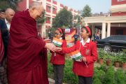 Его Святейшество Далай-лама приветствует школьниц по прибытии в монастырь Иисуса и Марии. Нью-Дели, Индия. 6 февраля 2017 г. Фото: Тензин Чойджор (офис ЕСДЛ)