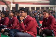 Некоторые из более чем 1300 учащихся из 80 школ слушают наставления Его Святейшества Далай-ламы в монастыре Иисуса и Марии. Нью-Дели, Индия. 6 февраля 2017 г. Фото: Тензин Чойджор (офис ЕСДЛ)