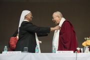 Ректор Колледжа Иисуса и Марии госпожа Росили приветствует Его Святейшество Далай-ламу. Нью-Дели, Индия. 7 февраля 2017 г. Фото: Тензин Чойджор (офис ЕСДЛ)