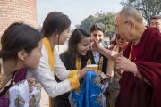 Тибетские девушки, студентки Колледжа Иисуса и Марии, подносят традиционное приветствие Его Святейшеству Далай-ламе. Нью-Дели, Индия. 7 февраля 2017 г. Фото: Тензин Чойджор (офис ЕСДЛ)