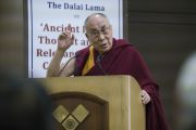 Его Святейшество Далай-лама выступает с лекцией о древней индийской мудрости и ее актуальности в современном мире, организованной по просьбе Международного фонда Вивекананды. Нью-Дели, Индия. 8 февраля 2017 г. Фото: Тензин Чойджор (офис ЕСДЛ)