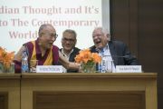 Его Святейшество Далай-лама и вице-адмирал, член Международного фонда Вивекананды господин Наяр во время сессии вопросов и ответов. Нью-Дели, Индия. 8 февраля 2017 г. Фото: Тензин Чойджор (офис ЕСДЛ)