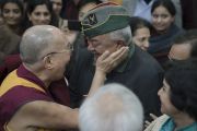Его Святейшество Далай-лама приветствует одного из членов Международного фонда Вивекананды. Нью-Дели, Индия. 8 февраля 2017 г. Фото: Тензин Чойджор (офис ЕСДЛ)