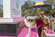 Его Святейшество Далай-лама возлагает венок к памятнику погибшим солдатам во время визита в Национальную полицейскую академию им. Сардара Валлабхаи Пателя. Хайдарабад, штат Телангана, Индия. 11 февраля 2017 года. Фото: Тензин Чойджор (офис ЕСДЛ)