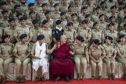 Его Святейшество Далай-лама фотографируется с курсантами по завершении визита в Национальную полицейскую академию им. Сардара Валлабхаи Пателя. Хайдарабад, штат Телангана, Индия. 11 февраля 2017 года. Фото: Тензин Чойджор (офис ЕСДЛ)