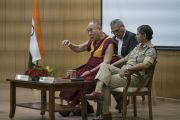 Его Святейшество Далай-лама отвечает на вопросы во время лекции в Национальной полицейской академии им. Сардара Валлабхаи Пателя. Хайдарабад, штат Телангана, Индия. 11 февраля 2017 года. Фото: Тензин Чойджор (офис ЕСДЛ)