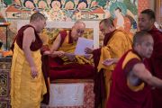 Его Святейшество Далай-лама зачитывает имена только что принявших обеты монахов. Дхарамсала, Индия. 6 марта 2017 г. Фото: Тензин Чойджор (офис ЕСДЛ)