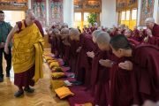 По прибытии в зал собраний Его Святейшество Далай-лама приветствует послушников, готовящихся принять монашеские обеты. Дхарамсала, Индия. 6 марта 2017 г. Фото: Тензин Чойджор (офис ЕСДЛ)