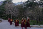Дээрхийн Гэгээнтэн Далай Ламаас сахил хүртэхээр явж буй солонгос, хятад, мексик иргэд Дээрхийн Гэгээнтний өргөөнд орж байгаа нь. Энэтхэг, ХП, Дарамсала. 2017.03.06. Гэрэл зургийг Тэнзин Чойжор (ДЛО)
