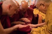 Дээрхийн Гэгээнтэн Далай Ламаас сахил хүртэж байгаа нь. Энэтхэг, ХП, Дарамсала. 2017.03.06. Гэрэл зургийг Тэнзин Чойжор (ДЛО)