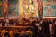 Сикьонг (глава Центральной тибетской администрации) Лобсанг Сенге вручает награды сотрудникам, проработавшим в институте Норбулинка в течение 20 лет. Дхарамсала, Индия. 9 марта 2017 г. Фото: Тензин Чойджор (офис ЕСДЛ)