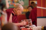 Его Святейшество Далай-лама рассматривает один из томов юбилейного издания Энциклопедии тибетской культуры, выпущенной по случаю 21-й годовщины со дня открытия института Норбулинка. Дхарамсала, Индия. 9 марта 2017 г. Фото: Тензин Чойджор (офис ЕСДЛ)