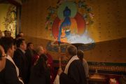 Дээрхийн Гэгээнтэн Далай Лам Норбүлинка дахь бурхан шүтээнтэй танилцаж байгаа нь. Энэтхэг, ХП, Дарамсала. 2017.03.09. Гэрэл зургийг Тэнзин Чойжор (ДЛО)