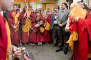 Монахи и миряне ожидают прибытия Его Святейшества Далай-ламы на площадь главного тибетского храма перед началом учений по текстам Джатак, повествований о предыдущих рождениях Будды Шакьямуни. Дхарамсала, Индия. 12 марта 2017 г. Фото: Тензин Чойджор (офис ЕСДЛ)