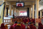 Монахи, расположившиеся на верхней веранде главного тибетского храма, смотрят трансляцию учений Его Святейшества Далай-ламы по текстам Джатак, повествований о предыдущих рождениях Будды Шакьямуни. Дхарамсала, Индия. 12 марта 2017 г. Фото: Тензин Чойджор (офис ЕСДЛ)
