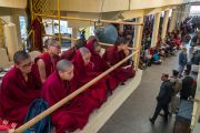 Монахи и миряне, собравшиеся в главном тибетском храме на учения Его Святейшества Далай-ламы. Дхарамсала, Индия. 14 марта 2017 г. Фото: Тензин Чойджор (офис ЕСДЛ)