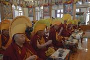 Монахи монастыря Намгьял возглавляют молебен о долгой жизни Его Святейшества Далай-ламы. Дхарамсала, Индия. 15 марта 2017 г. Фото: Лобсанг Церинг (офис ЕСДЛ)