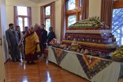 Его Святейшество Далай-лама прибывает в зал собраний своей резиденции на церемонию подношения молебна о долгой жизни, организованную бывшими сотрудниками службы безопасности Далай-ламы. Дхарамсала, Индия. 15 марта 2017 г. Фото: Тензин Дамчо (офис ЕСДЛ)