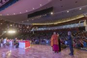 Дээрхийн Гэгээнтэн Далай Лам хурлын эхэнд илтгэл тавьлаа. Энэтхэг, Бихар, Ражгир. 2017.03.17. Гэрэл зургийг Тэнзин Чойжор (ДЛО)