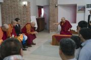 Ранним утром Его Святейшество Далай-лама встречается в своем отеле с делегатами Азиатской буддийской конференции за мир. Раджгир, штат Бихар, Индия. 18 марта 2017 г. Фото: Тензин Чойджор (офис ЕСДЛ)