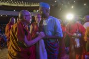 Его Святейшество Далай-лама преподносит церемониальный шарф-хадак делегату из Уганды по завершении интерактивной сессии второго дня трехдневной международной конференции «Буддизм в 21-м веке». Раджгир, штат Бихар, Индия. 18 марта 2017 г. Фото: Тензин Чойджор (офис ЕСДЛ)