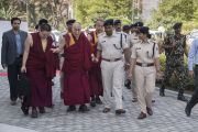 Дээрхийн Гэгээнтэн Далай Лам Олон улсын буддын хуралд хүрэлцэн ирж байгаа нь. Энэтхэг, Бихар, Ражгир. 2017.03.18. Гэрэл зургийг Тэнзин Чойжор (ДЛО)