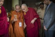 Монах из Таиланда, участник конференции «Буддизм в 21-м веке», фотографируется с Его Святейшеством Далай-ламой, направляющимся в университет Нава Наланда Махавихара. Раджгир, штат Бихар, Индия. 18 марта 2017 г. Фото: Тензин Чойджор (офис ЕСДЛ)