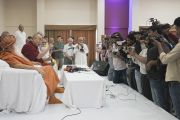 Его Святейшество Далай-лама общается с представителями СМИ во время пресс-конференции в ашраме Шри Удасина Каршни. Матхура, штат Уттар-Прадеш, Индия. 20 марта 2017 г. Фото: Тензин Чойджор (офис ЕСДЛ)