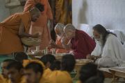 Его Святейшество Далай-лама обедает с общиной ашрама Шри Удасина Каршни. Матхура, штат Уттар-Прадеш, Индия. 20 марта 2017 г. Фото: Тензин Чойджор (офис ЕСДЛ)