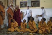 Его Святейшество Далай-лама прибывает на обед с общиной ашрама Шри Удасина Каршни. Матхура, штат Уттар-Прадеш, Индия. 20 марта 2017 г. Фото: Тензин Чойджор (офис ЕСДЛ)