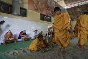 Его Святейшество Далай-лама обедает с общиной ашрама Шри Удасина Каршни. Матхура, штат Уттар-Прадеш, Индия. 20 марта 2017 г. Фото: Тензин Чойджор (офис ЕСДЛ)