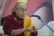 Его Святейшество Далай-лама общается с представителями СМИ в ходе пресс-конференции в ашраме Шри Удасина Каршни. Матхура, штат Уттар-Прадеш, Индия. 20 марта 2017 г. Фото: Тензин Чойджор (офис ЕСДЛ)