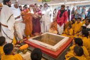 Дээрхийн Гэгээнтэн Далай Лам галан тахил өргөх зан үйл үйлдэж байгаа нь. Энэтхэг, Уттар Прадеш, Мадхура. 2017.03.21. Гэрэл зургийг Тэнзин Чойжор (ДЛО)