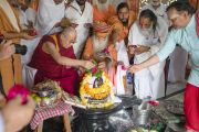 Дээрхийн Гэгээнтэн Далай Лам Шива Лингам тэнгэрт угаалга өргөх зан үйл хийж байгаа нь. Энэтхэг, Уттар Прадеш, Мадхура. 2017.03.21. Гэрэл зургийг Тэнзин Чойжор (ДЛО)