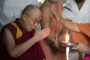 Его Святейшество Далай-лама принимает участие в ритуале омовения лингама Шивы во время второго дня визита в ашрам Шри Удасина Каршни. Матхура, штат Уттар-Прадеш, Индия. 21 марта 2017 г. Фото: Тензин Чойджор (офис ЕСДЛ)
