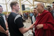 По прибытии на площадь главного тибетского храма Его Святейшество Далай-лама приветствует Стива Смита, капитана национальной сборной Австралии по крикету. Дхарамсала, Индия. 24 марта 2017 г. Фото: Тензин Чойджор (офис ЕСДЛ)