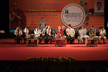 Далай-лама стал гостем Государственного открытого университета им. Кришны Канта Хандикью и Книжной лавки юриста, а также посетил фестиваль Намами Брахмапутра