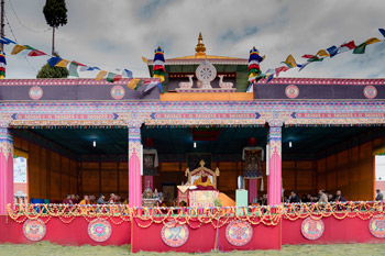 В Бомдиле Далай-лама даровал учения, посетил монастырь Гонце Рабгьелинг и старшую школу