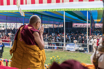 В Бомдиле Далай-лама даровал учения, посетил монастырь Гонце Рабгьелинг и старшую школу