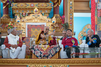 Далай-лама принял участие в открытии нового храма в монастыре Тхупсунг Дхаргьелинг, провел учения и даровал разрешение на практику Авалокитешвары