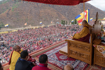 Далай-лама принял участие в открытии нового храма в монастыре Тхупсунг Дхаргьелинг, провел учения и даровал разрешение на практику Авалокитешвары
