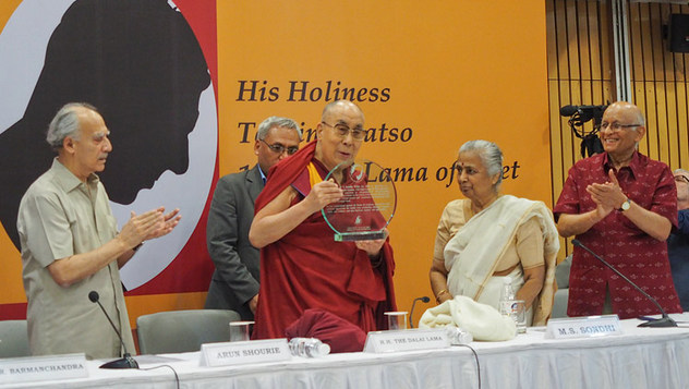 Далай-ламе  вручили награду им. профессора М. Л. Сондхи в области международной политики