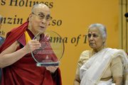 Далай-ламе вручили награду им. профессора М. Л. Сондхи