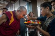 По прибытии в отель Его Святейшество Далай-ламу встречают согласно индийским традициям. Гувахати, штат Ассам, Индия. 1 апреля 2017 г. Фото: Тензин Чойджор (офис ЕСДЛ)