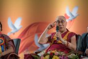 Его Святейшество Далай-лама отвечает на вопросы слушателей в ходе интерактивной сессии в рамках празднования платинового юбилея газеты The Assam Tribune. Гувахати, штат Ассам, Индия. 1 апреля 2017 г. Фото: Тензин Чойджор (офис ЕСДЛ)