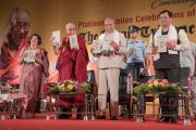 Его Святейшество Далай-лама и почетные гости представляют публике новые книги во время празднования платинового юбилея газеты The Assam Tribune. Гувахати, штат Ассам, Индия. 1 апреля 2017 г. Фото: Тензин Чойджор (офис ЕСДЛ)