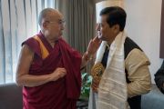 Его Святейшество Далай-лама и главный министр штата Ассам Сарбананда Соновал по завершении встречи в отеле, где остановился Далай-лама. Гувахати, штат Ассам, Индия. 1 апреля 2017 г. Фото: Тензин Чойджор (офис ЕСДЛ)