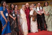 Его Святейшество Далай-лама с членами семьи, владеющей газетой The Assam Tribune. Гувахати, штат Ассам, Индия. 1 апреля 2017 г. Фото: Тензин Чойджор (офис ЕСДЛ)